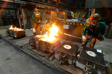 Industriearbeiter in Giesserei // Industrial workers in foundry