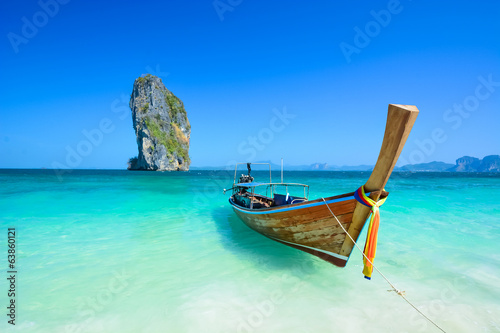 Cuadros en Lienzo Cliff and boat in the amazing beach in tropical island in Krabi, Phuket, Thailan