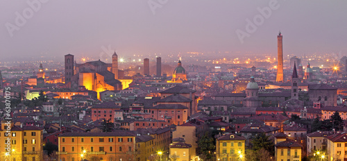 Cuadros en Lienzo Bologna - Outlook to Bologna old town from church San Michele