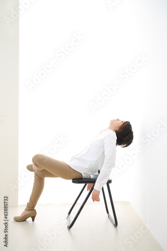 パイプ椅子に座る女性 Stock Photo Adobe Stock