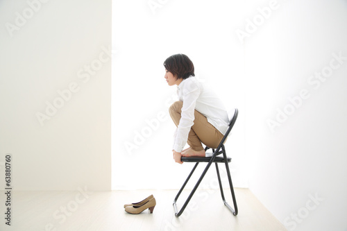 パイプ椅子に座る女性 Stock 写真 Adobe Stock パイプ椅子に座る女性 Stock 写真 Adobe Stock