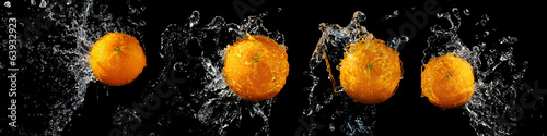 Naklejka dekoracyjna Soczyste pomarańcze z wodą