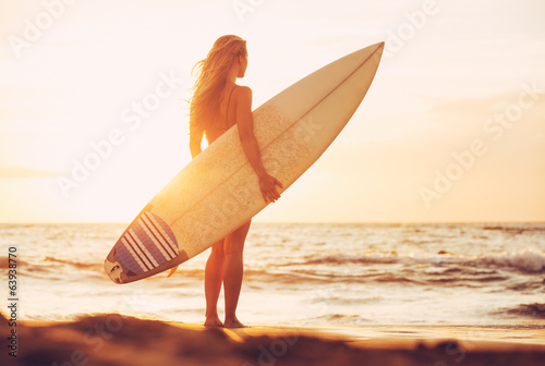 Obrazy Surfing  surferka-na-plazy-o-zachodzie-slonca