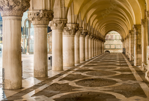 starozytne-kolumny-w-wenecji-luki-w-piazza-san-marco-venezia