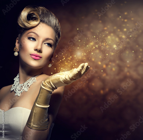 Naklejka na drzwi Retro woman with magic in her hand. Vintage style lady