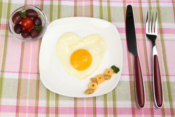 Scrambled eggs with bread on plate, on color napkin