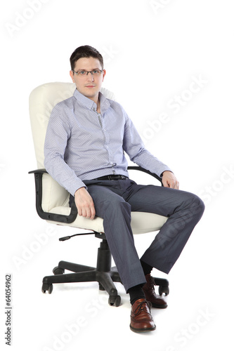 Fotografía a young man sitting on a chair isolated on white
