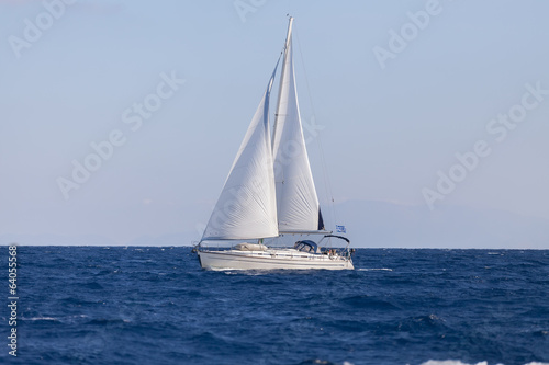 Fototapeta do kuchni Sailing boat in blue sea