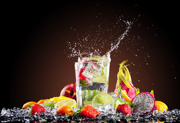 Fototapete - Tropical ice drink with splash
