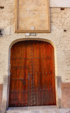Fototapeta Desenie - Old Wooden Door White Wall Walking Street Granada Spain