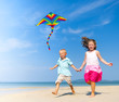 © Rawpixel.com - Sister and brother playing with kite on beach