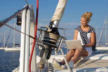 Frau arbeitet im Urlaub mit dem Laptop