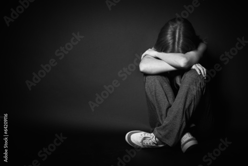 Fotografía woman in depression and despair crying on black dark