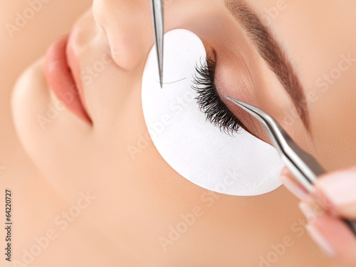 Poster Frau Auge mit langen Wimpern. Wimpernverlängerung