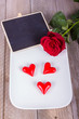 Tafel mit Herzen, Teller, Rose auf Schale