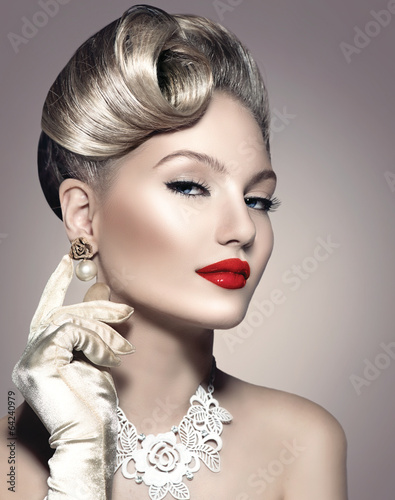 Naklejka dekoracyjna Beauty retro woman with perfect makeup and hairstyle
