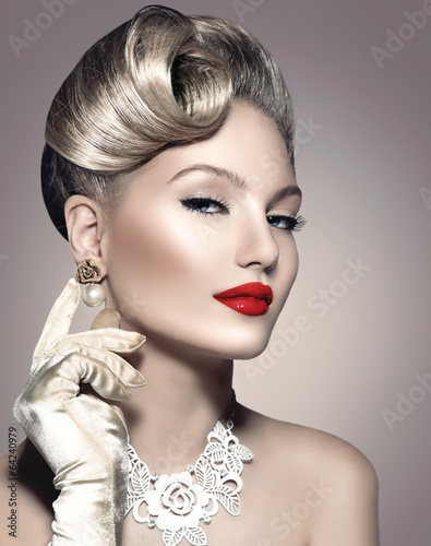 Naklejka na kafelki Beauty retro woman with perfect makeup and hairstyle