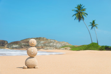 Canvas Print - Sandy man at ocean beach against blue sky and palms - travel con