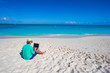 © travnikovstudio - Young man with laptop on background of turquoise ocean
