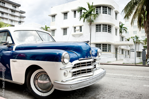 Fototapeta na wymiar Vintage American car in Miami Beach