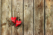 Czerwone serca na drewnianym tle