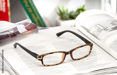 Fotomural reading glasses endorsed on a magazine at home