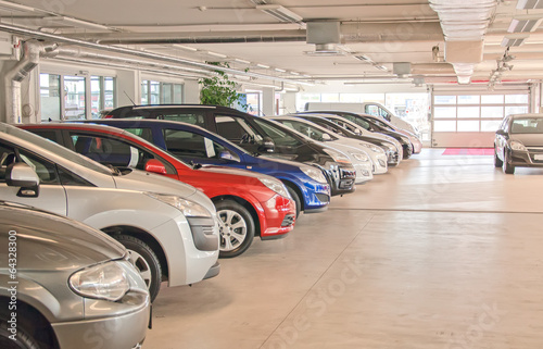 Fotografía Many cars in parking lot or garage.