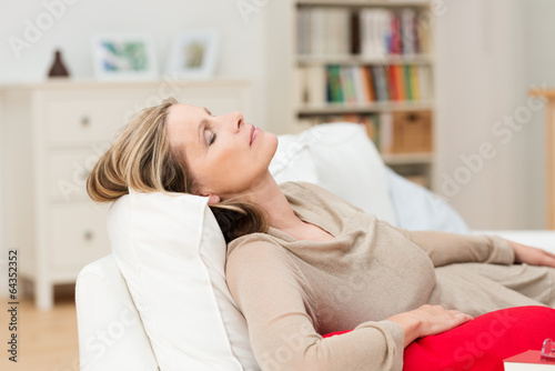 Fotografía müde frau zuhause auf dem sofa