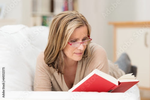 Fotografía frau liest mit lesebrille