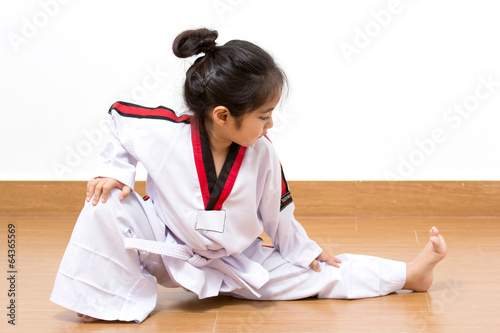 Foto Kleines asiatisches Kind in kämpfender Aktion