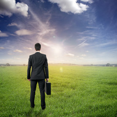 Poster - Mann steht in der Landschaft