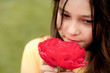 canvas print picture - junges Maedchen riecht an einer speziellen Tulpenart