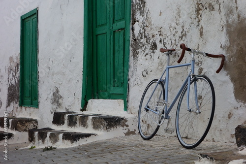 Naklejka dekoracyjna Bicicleta Clásica En Calle De Pueblo