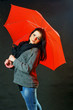 Radosna dziewczyna z czerwonym parasolem
