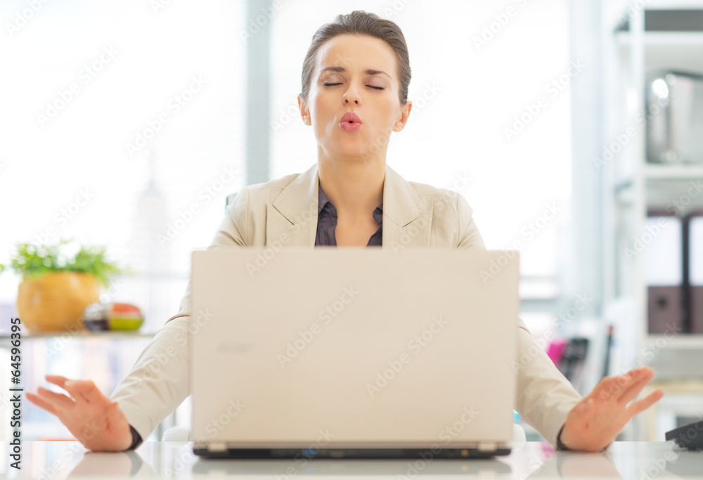 Business woman with laptop relaxing - obrazy, fototapety, plakaty 