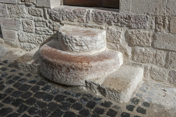 Mittelalterlicher Hauseingang in Assisi, Italien