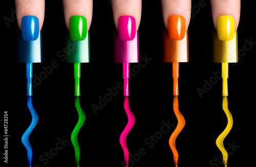Fotografía Esmalte de uñas en colores del arco iris Fluor