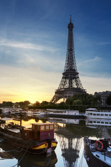 Wall Mural - Lever de soleil sur la Tour Eiffel