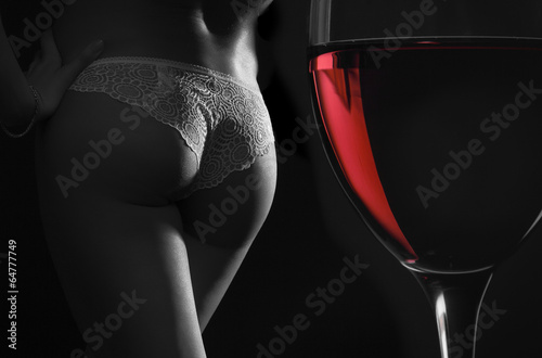 Belle silhouette d'un corps féminin et d'un verre de vin rouge Poster Mural XXL