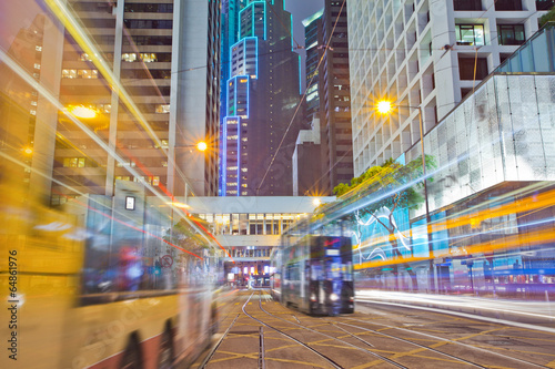 Fotomural Tranvía y autobús en la carretera la noche de Hong Kong