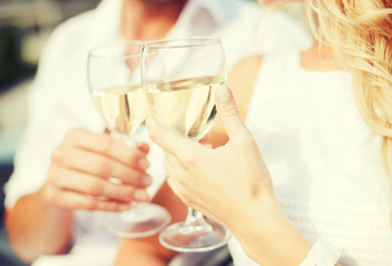 Canvas Print - couple drinking wine in cafe