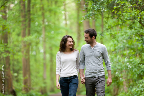 Fotomural Young couple having a walk in a forest