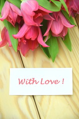  życzenia miłości na tle przepięknych tulipanów 