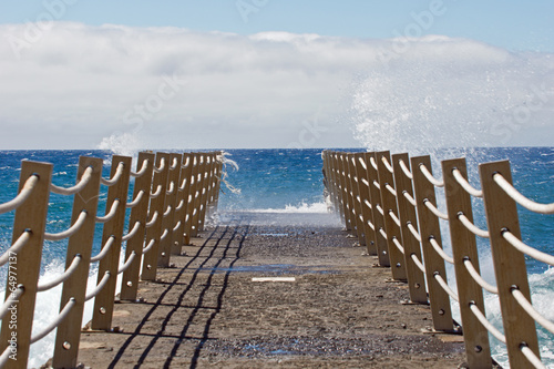 Fototapeta na wymiar Brücke ins Meer