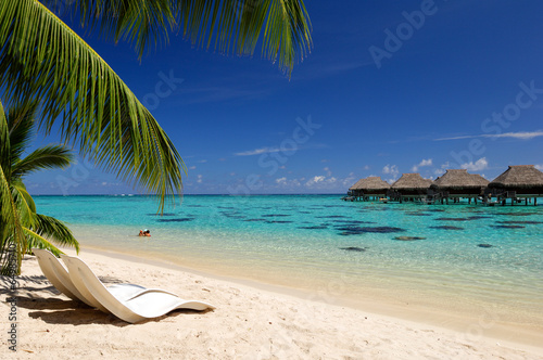 Plage de Moorea et bungalows sur pilotis dans le lagon Poster Mural XXL