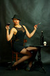 Kobieta z papierosem i kieliszkiem wina przy stoliku