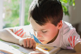 Fototapeta Zachód słońca - Junge liest ein Buch