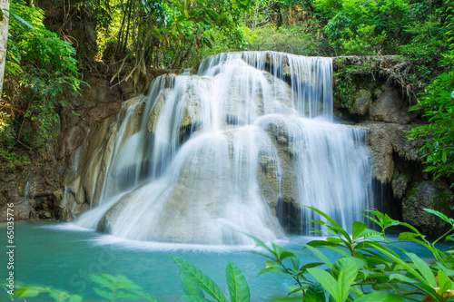 Naklejka dekoracyjna Waterfall in tropical forest