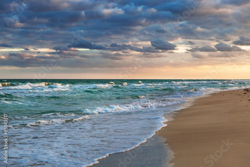 Naklejka - mata magnetyczna na lodówkę sunrise over ocean and beach