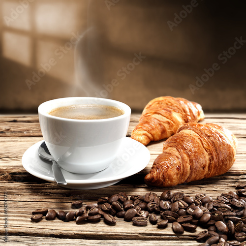 Plakat na zamówienie Filiżanka kawy z rogalami na stole